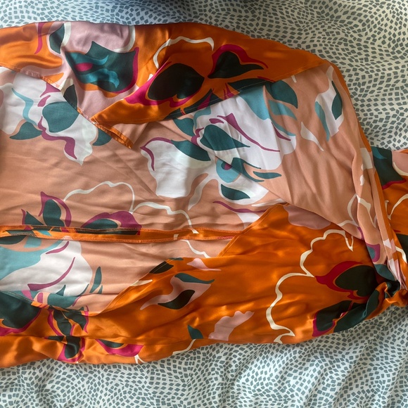 Reformation Sabine Silk Skirt Midi Wrap Style Excellent Condition Small - Picture 6 of 8